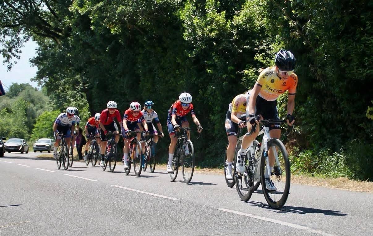 Une coureuse du Team Grand Sud Cyclisme en tête d'un groupe lors d'une course sur route
