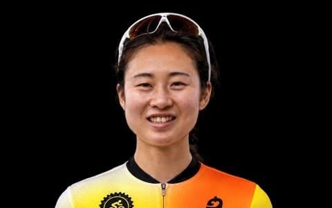 Akari Kobayashi en maillot Team Grand Sud Cyclisme Féminin