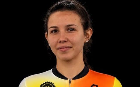 Camille Laurent en maillot Team Grand Sud Cyclisme Féminin