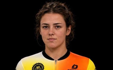 Skye Pellerin en maillot Team Grand Sud Cyclisme Féminin