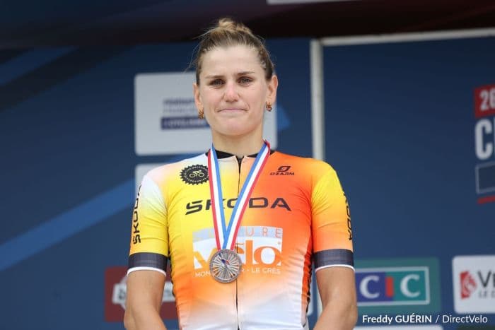 Émilie Morier sur le podium en maillot Grand Sud Cyclisme