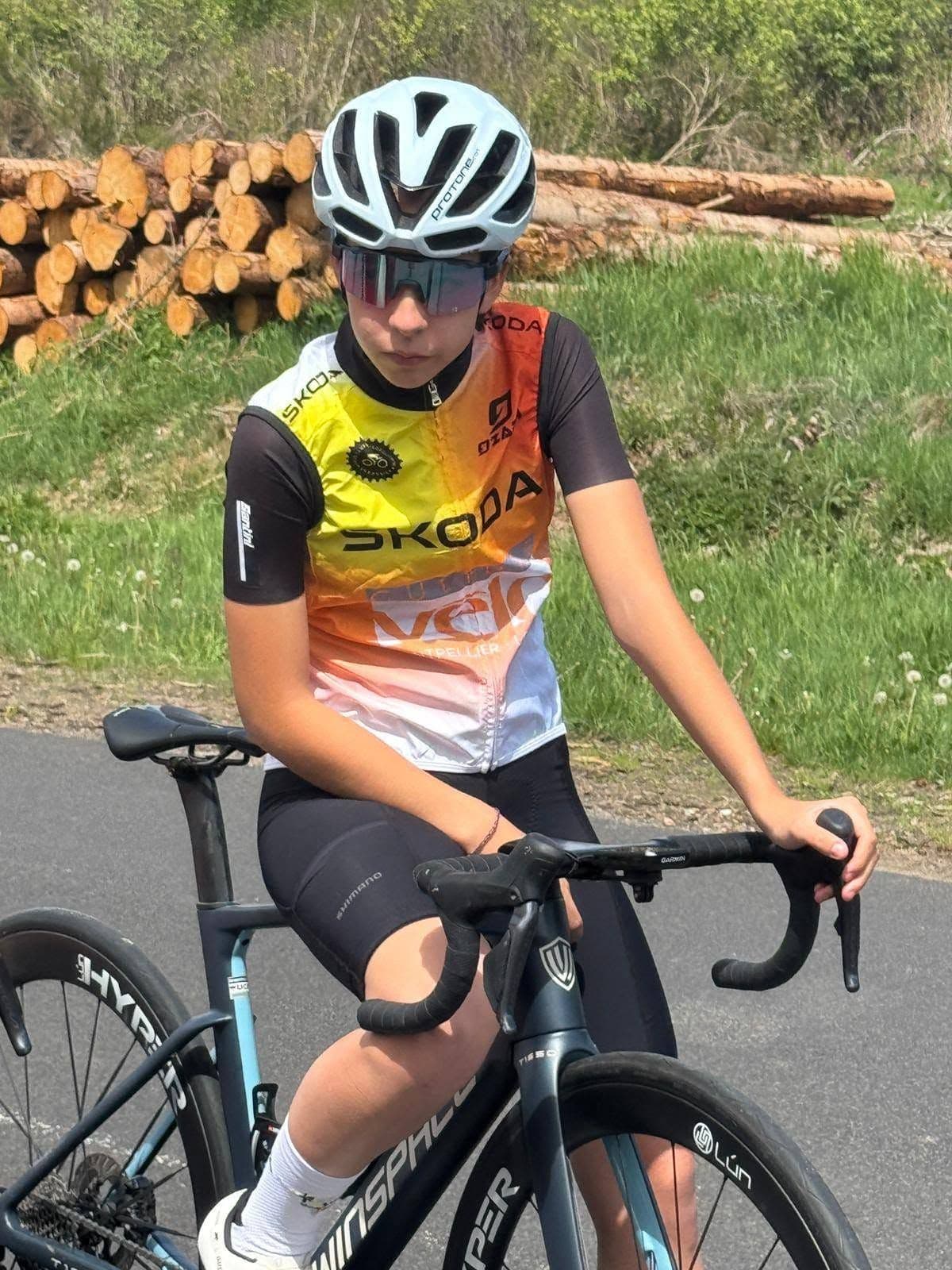 Une jeune coureuse du Team Grand Sud Cyclisme au départ, en tenue de course