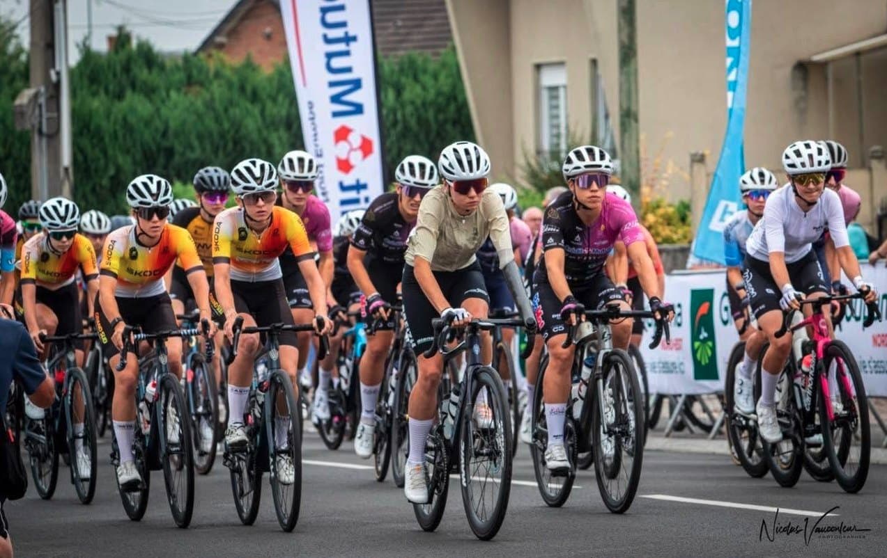 Le peloton de la Coupe de France N1 à Leval, coureuses du Team Grand Sud Cyclisme Féminin dans le groupe