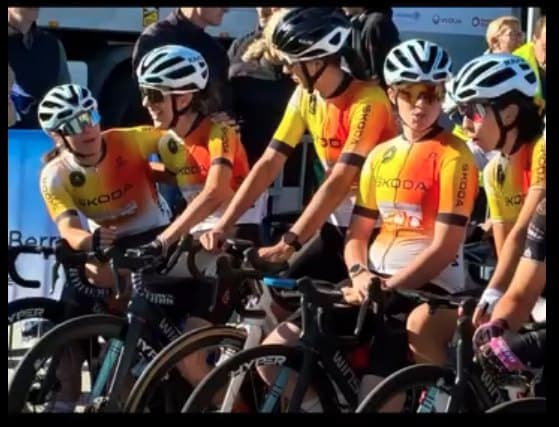 Les coureuses du Team Grand Sud Cyclisme Féminin au départ d'une course de la Coupe de France DN1